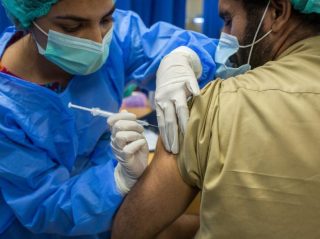 Pakistan starts vaccinating people aged 30-39
