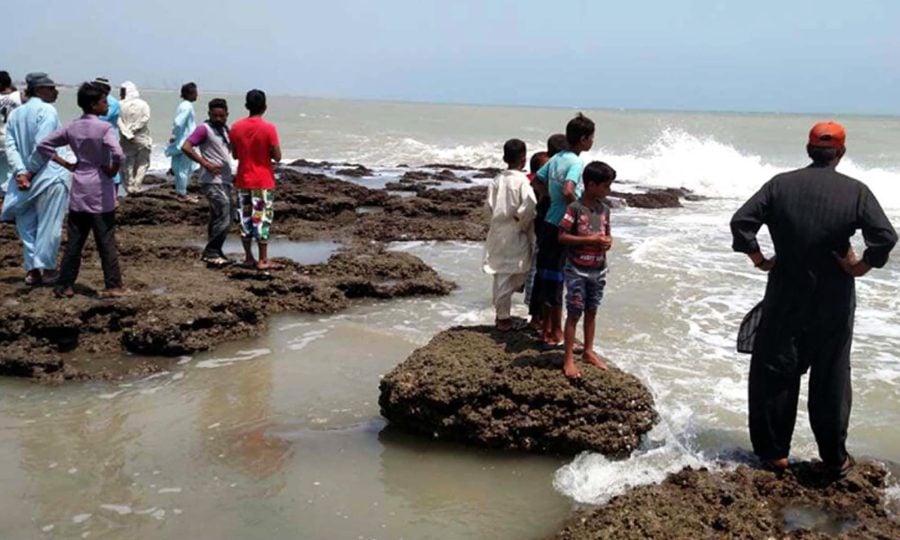 Karachi: Four people drown as hundreds of Kararchiites flocked to tourist hotspots