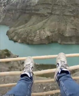TW (Video): Two women survive swing fall on brink of 6,300-foot cliff