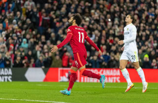 Liverpool rout Leeds to revive title bid