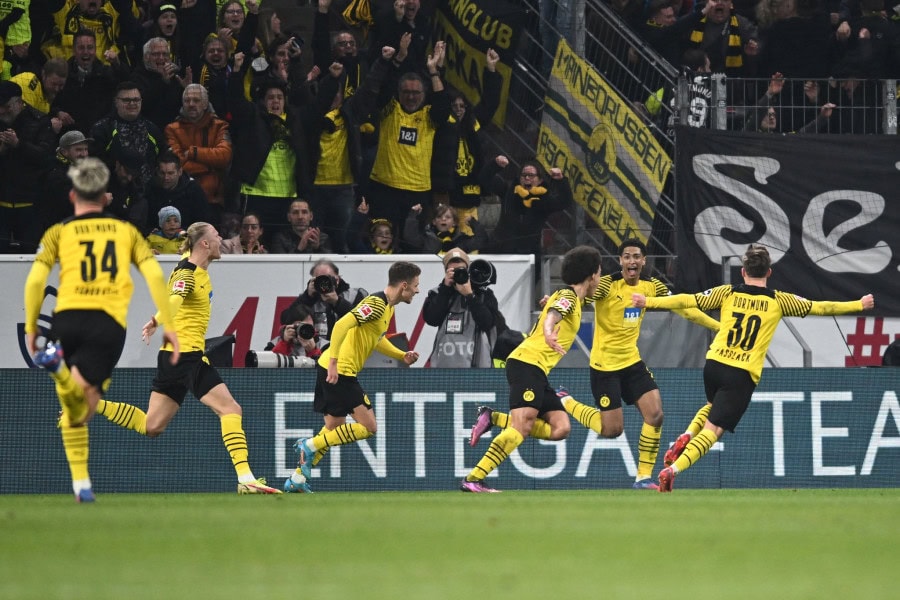 Dortmund beat Mainz to keep title hopes alive