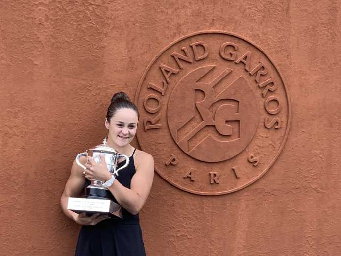 Ashleigh Barty walks away from Tennis at 25