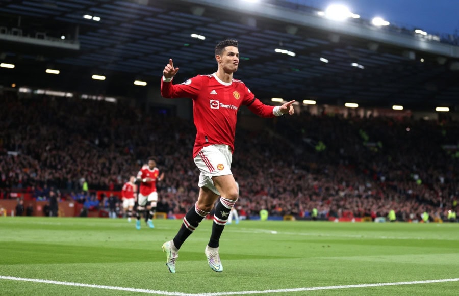 Ronaldo hat-trick powers United past Spurs