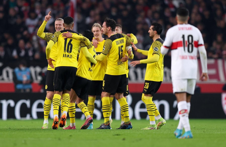 Julian Brandt keeps Dortmund's title hopes alive