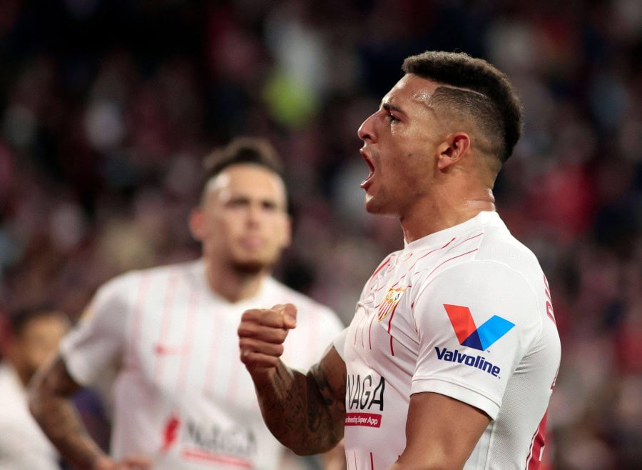 Sevilla beat Granada to reclaim second spot in La Liga