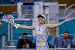 Swiatek keeps rolling at Billie Jean King Cup