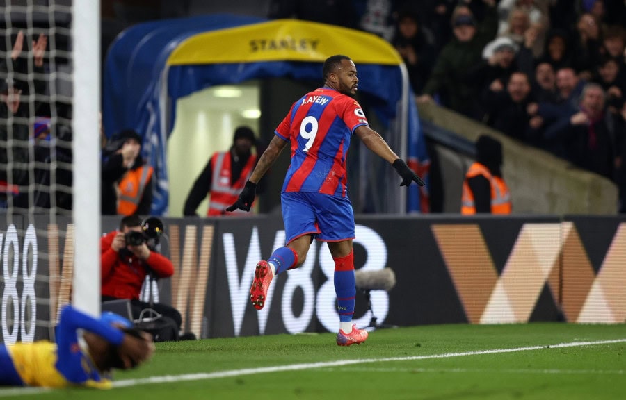 Crystal Palace beat Arsenal to dent top four hopes