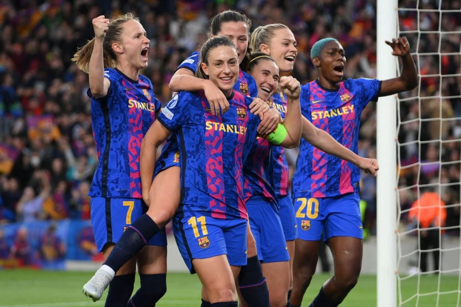 Record crowd watches Barcelona Femeni thrash Woflsburg