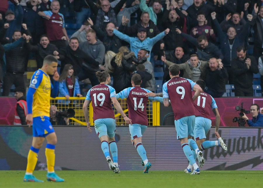 Burnley beat Southampton to put Everton on notice