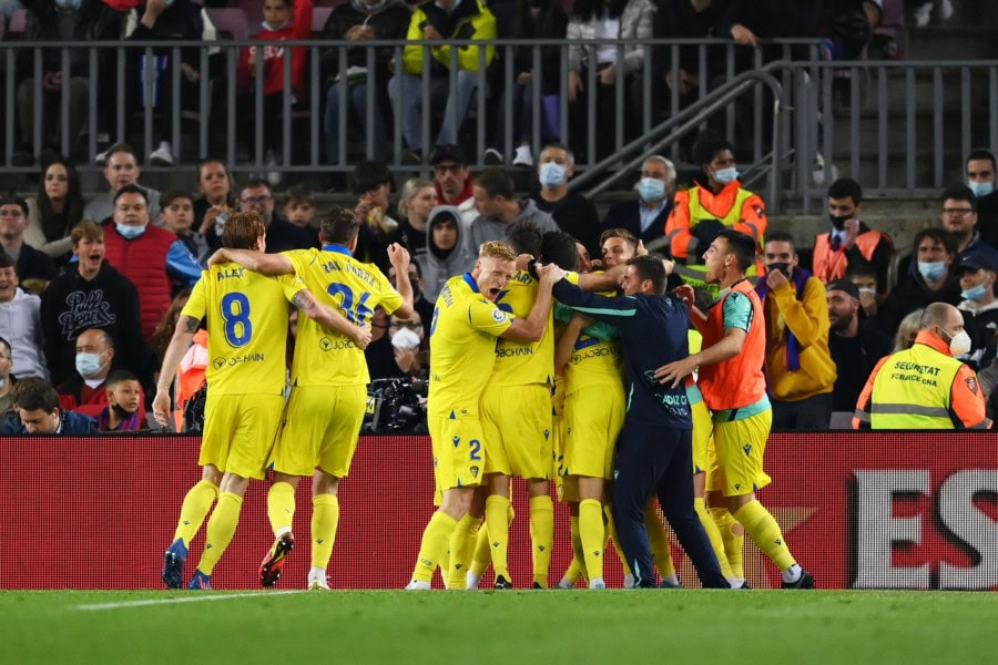 Cadiz stun Barcelona at Camp Nou