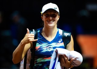 Iga Swiatek wins 20th straight, awaits Raducanu in QF