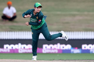 Anam Amin bowling