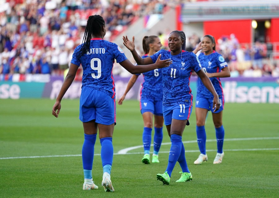 France hammer Italy in Euros Opener