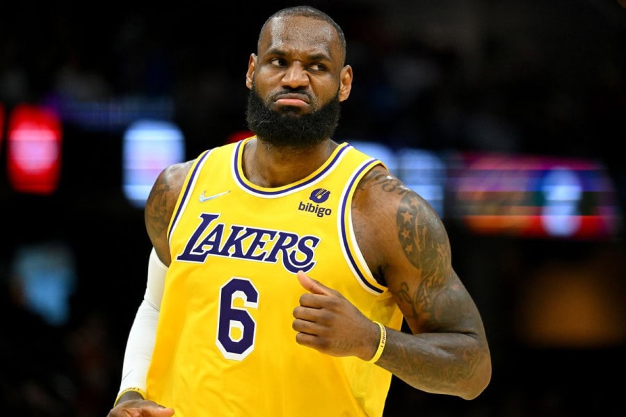 Lebron James signs contract extension with Lakers