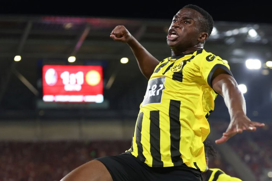 Dortmund beat Freiburg to remain perfect in Bundesliga