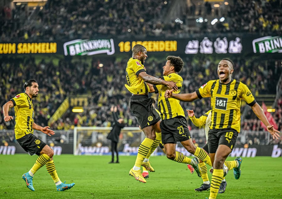 Borussia Dortmund hold Bayern Munich in season's first Der Klassiker