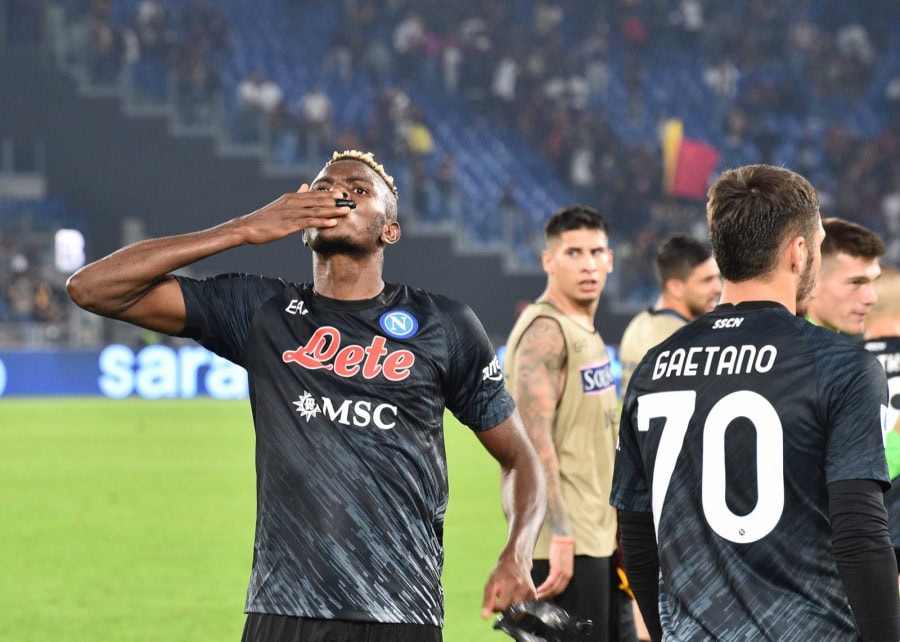 Napoli beat Roma to continue Serie A charge