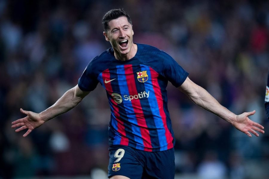 Barcelona beat Athletic Club to remain on title course