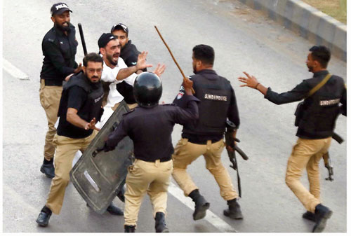 Karachi Police Fire Teargas Baton Charge Pti Protestors Pakistan Observer 7073