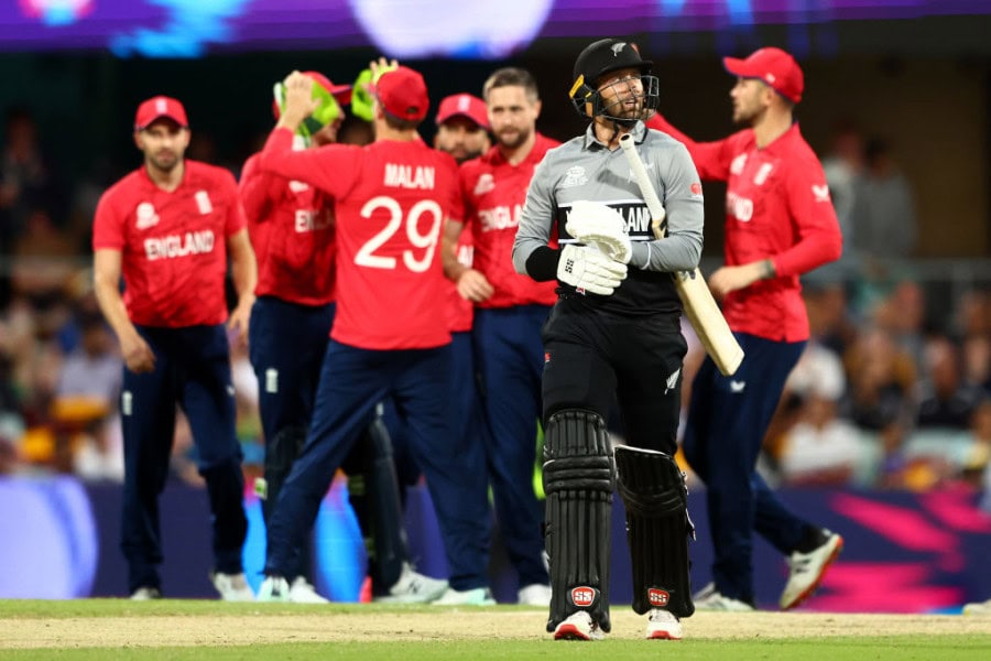 T20 World Cup: England survive Phillips blitz to down New Zealand