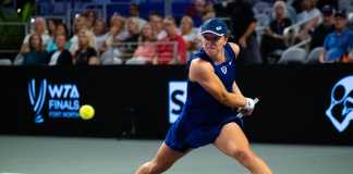 WTA Finals: Iga Swiatek, Caroline Garcia earn easy opening wins