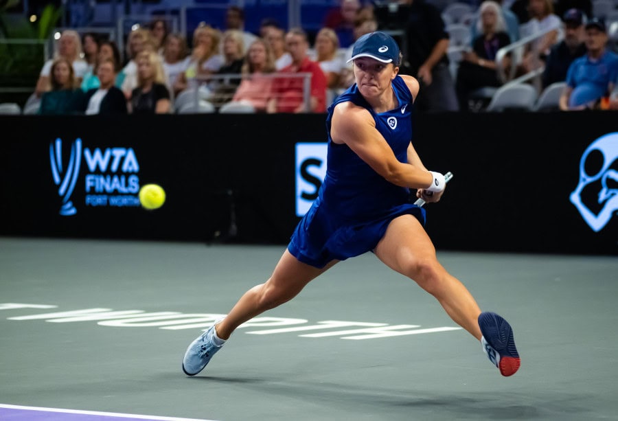 WTA Finals: Iga Swiatek, Caroline Garcia earn easy opening wins