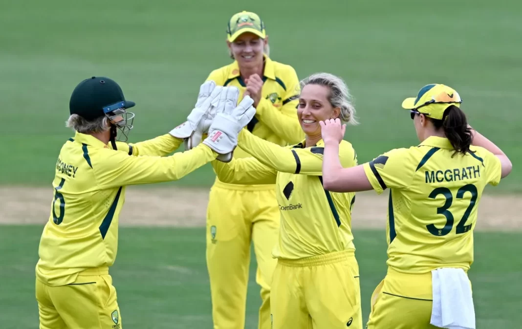 Australia ease past Pakistan in the first WODI