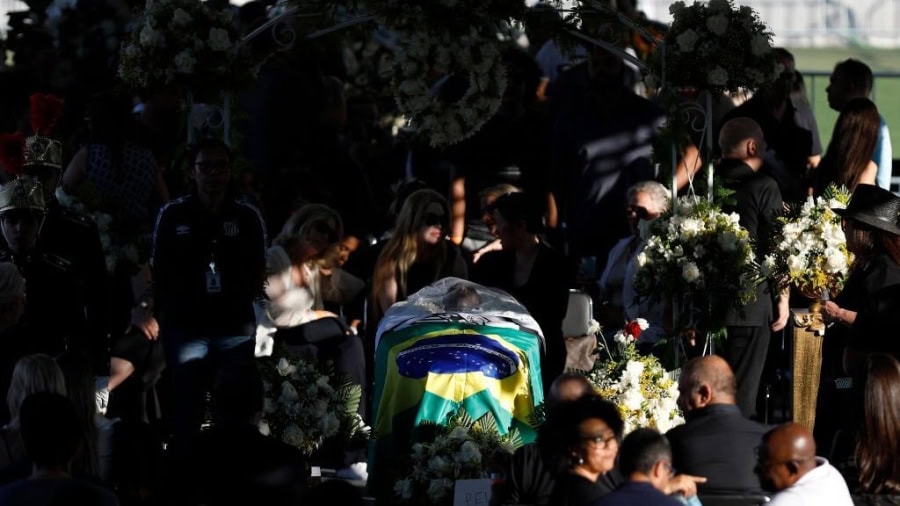 Brazil internationals catch flak for missing Peles funeral