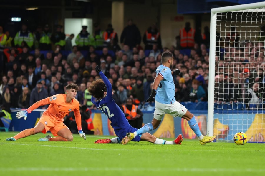 Manchester City beat Chelsea to cut into Arsenals lead