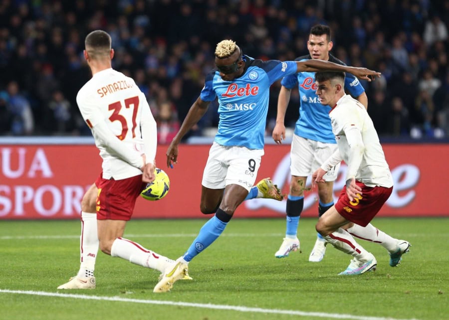 Napoli and Roma players in action