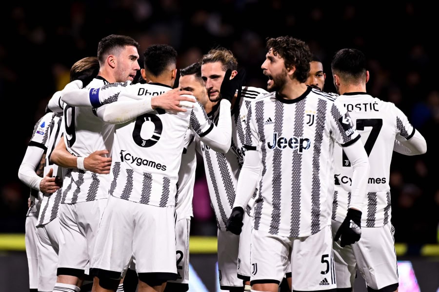 Vlahovic celebrates with his Juventus teammates against Salernitana