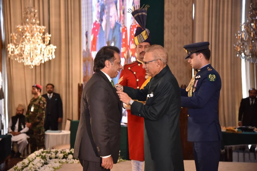 Jahangir Khan recieves his Nishan-e-Imtiaz