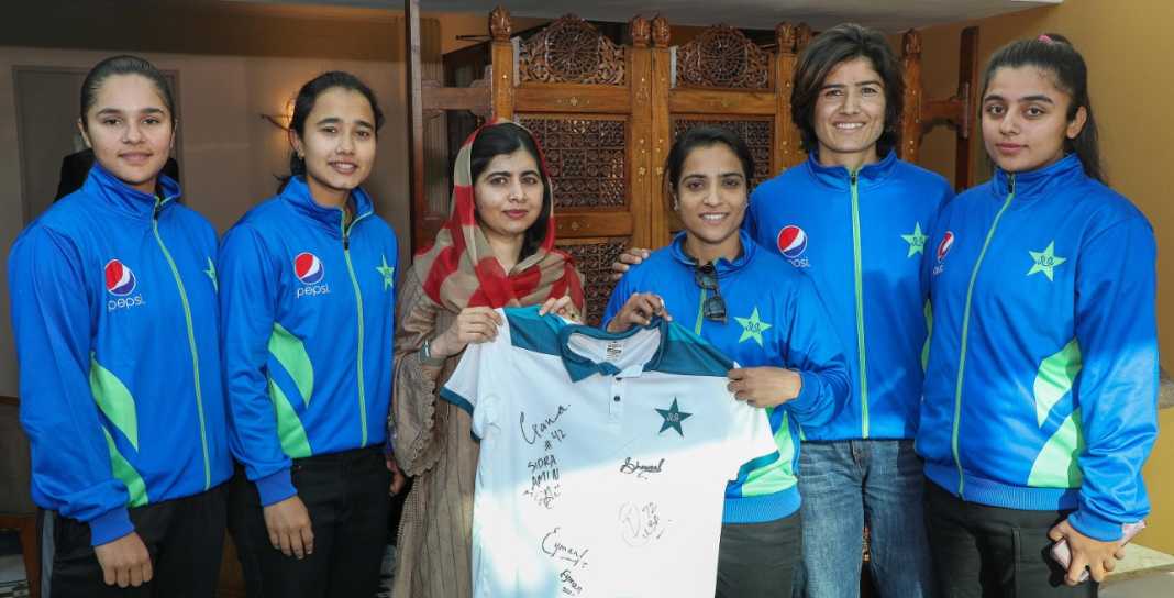 Malala Yousafzai with the members of Pakistan women's cricket team