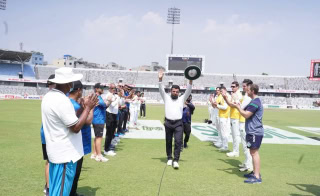 Aleem Dar receives Guard of honour