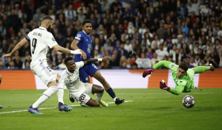 Benzema scores for Real Madrid against Chelsea in the Champions League