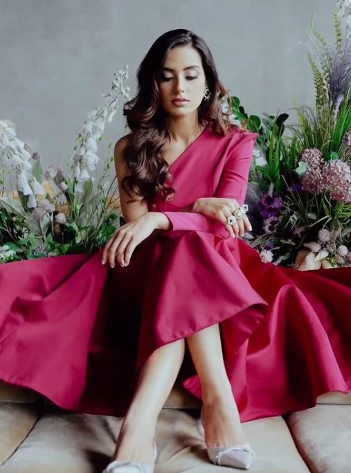 Iqra Aziz trolled for her bold look in new viral pictures - Pakistan ...