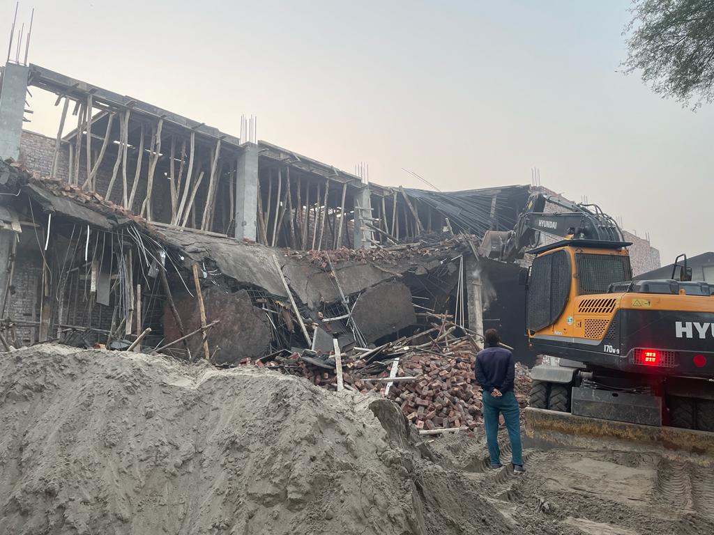LDA demolishes eight buildings for violation of bylaws in Lahore