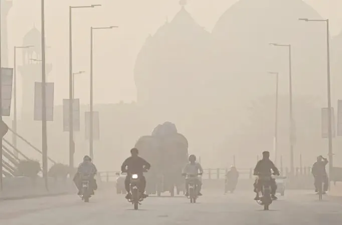 Smog: Average age of Lahorites decreasing by 7 years annually - Pakistan  Observer