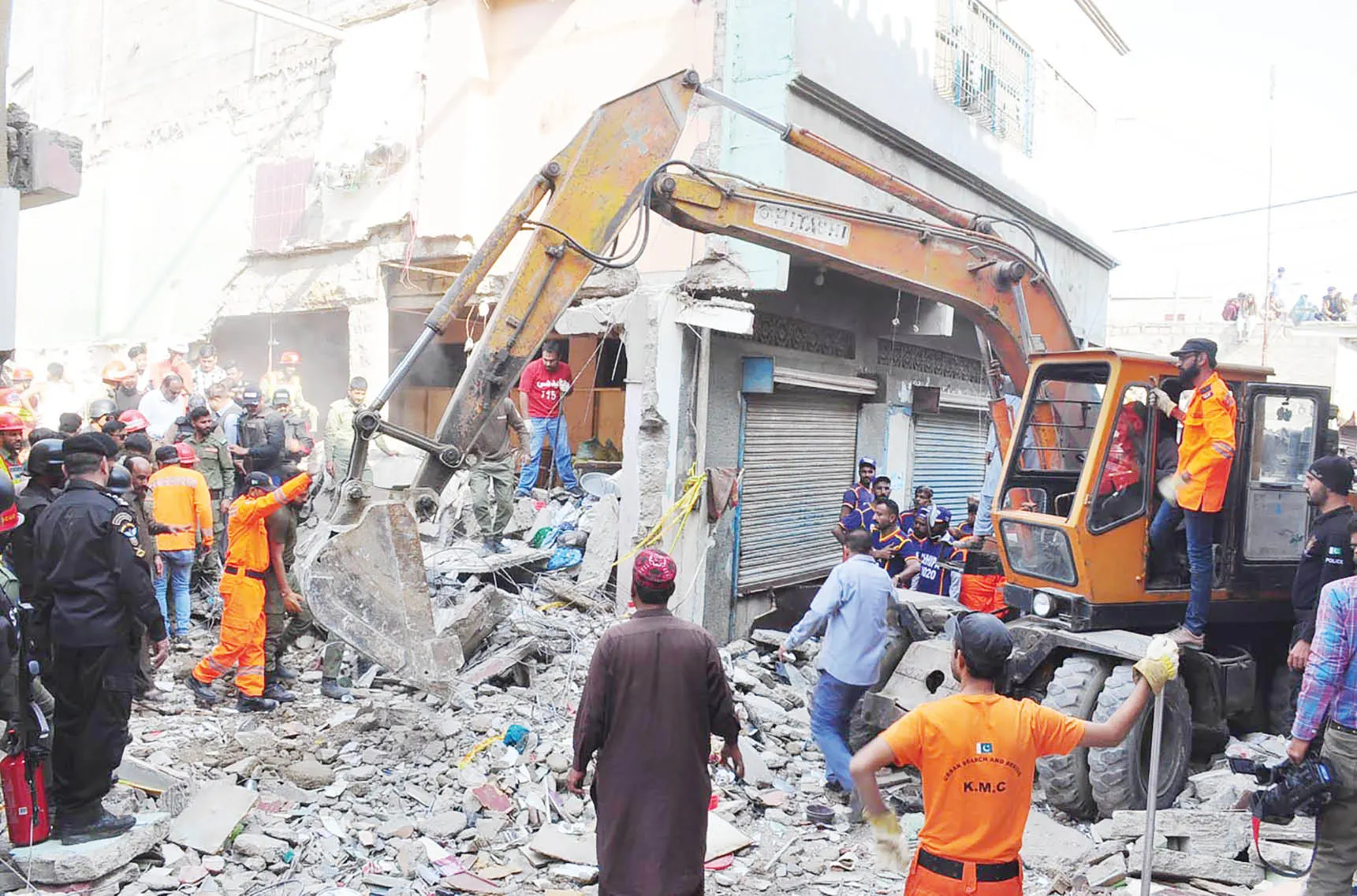 3 dead, 17 injured in Karachi building collapse