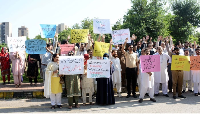 OPF teachers, staff members hold protest against non-payment of ad-hoc relief – Pakistan Observer