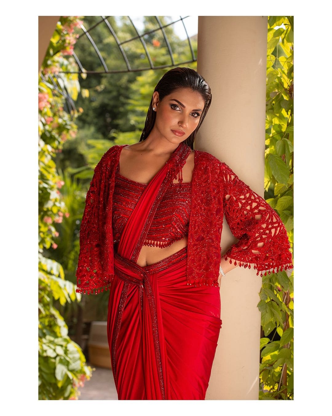 Amna Ilyas Stuns Internet In Her Red Hot Saree See Viral Pictures 