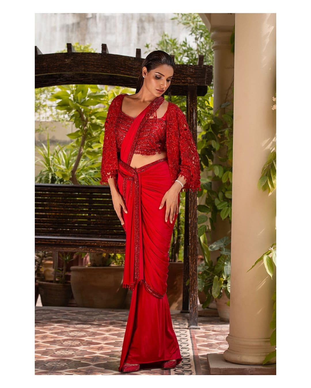 Amna Ilyas Stuns Internet In Her Red Hot Saree See Viral Pictures 