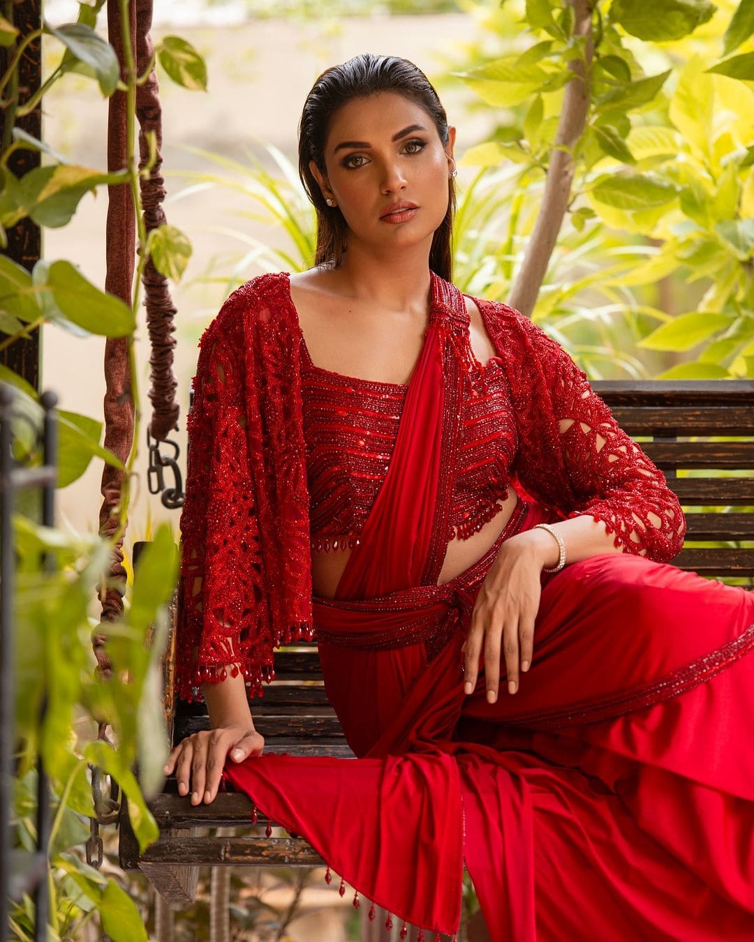 Amna Ilyas Stuns Internet In Her Red Hot Saree See Viral Pictures 