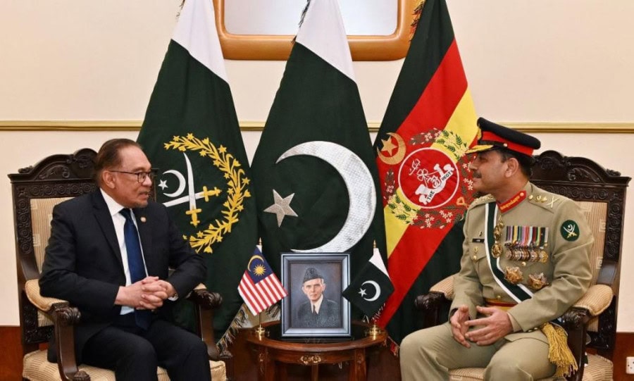 Malaysian Pm Coas Asim Munir Discuss Bilateral Strategic Interests