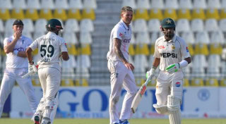 Pakistans Batting Order Crumbles In Chase Of Englands Historic 823