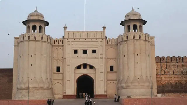 Lahore Fort Shalimar Garden Closed For Public Due To Smog