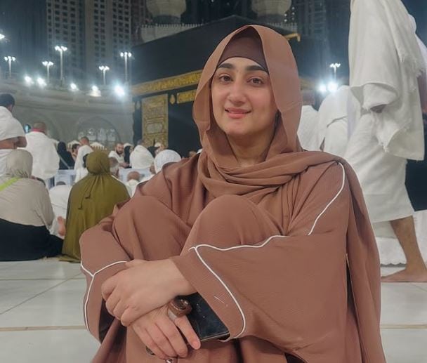 Singer Nimra Mehra Performs Umrah