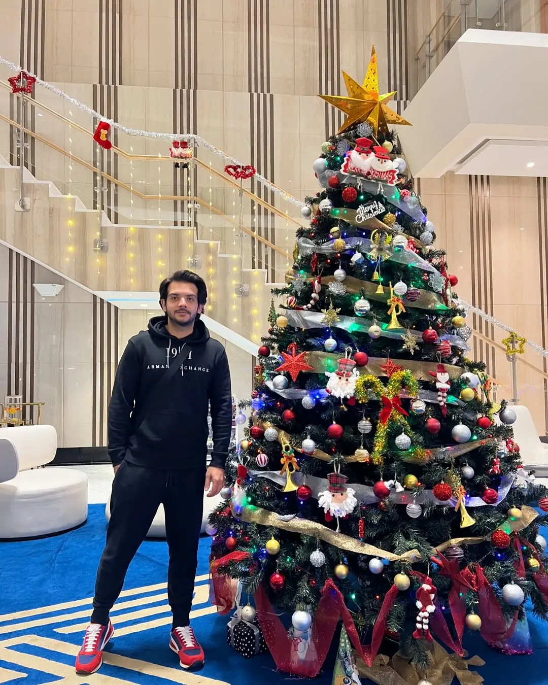 Christmas 2024 Pakistani Showbiz Stars Share Heartwarming Festive Pictures 