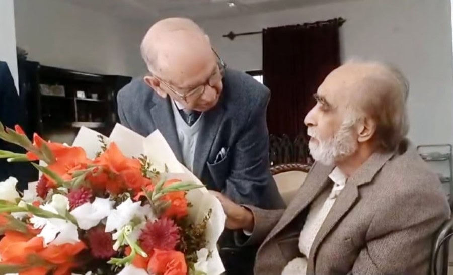 Senator Irfan Siddiqui Conveys Pms Well Wishes To Ailing Pml N Leader Siddique Ul Farooq