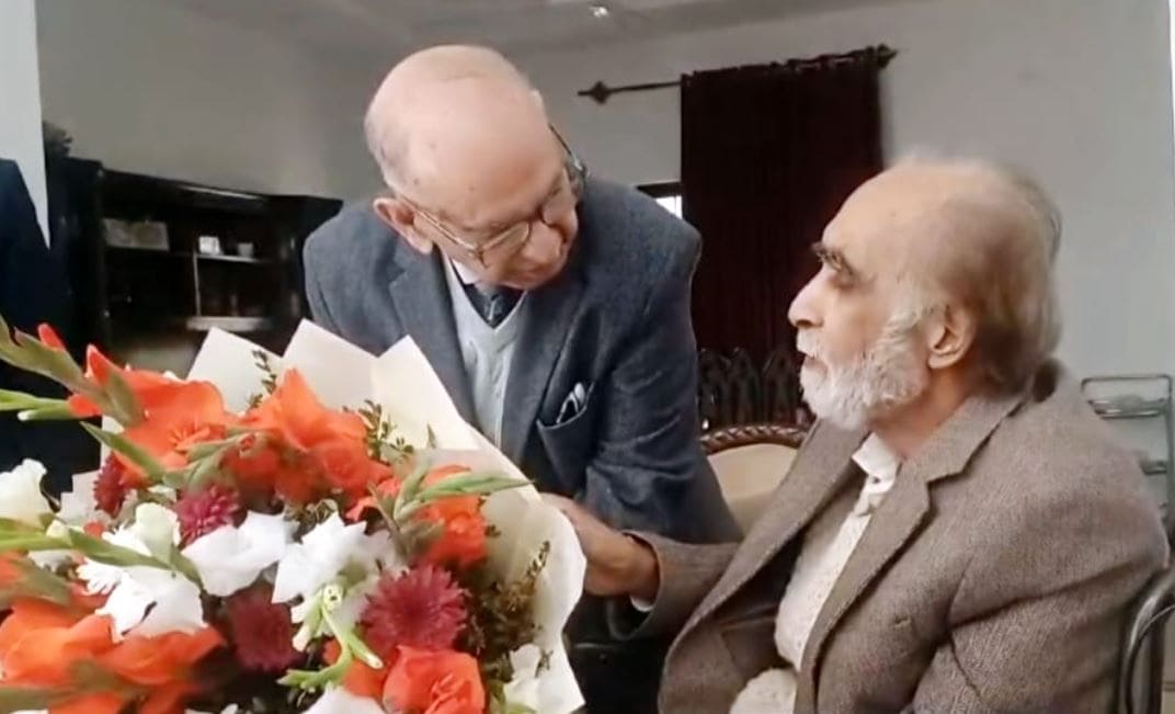 Senator Irfan Siddiqui Conveys Pms Well Wishes To Ailing Pml N Leader Siddique Ul Farooq 